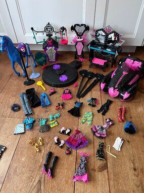 Monster High, Large lot of Clothes , furnitures, Car, horse, dance floor, stands